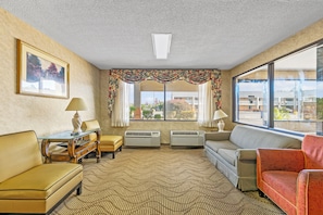 Lobby sitting area - Magnolia Inn Townhouse Hattiesburg MS I-59 (Hattiesburg)