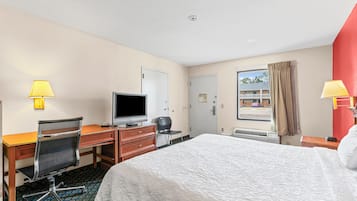 Quarto, 1 cama King, para fumantes | Escrivaninha, Wi-Fi de cortesia, roupa de cama, despertadores