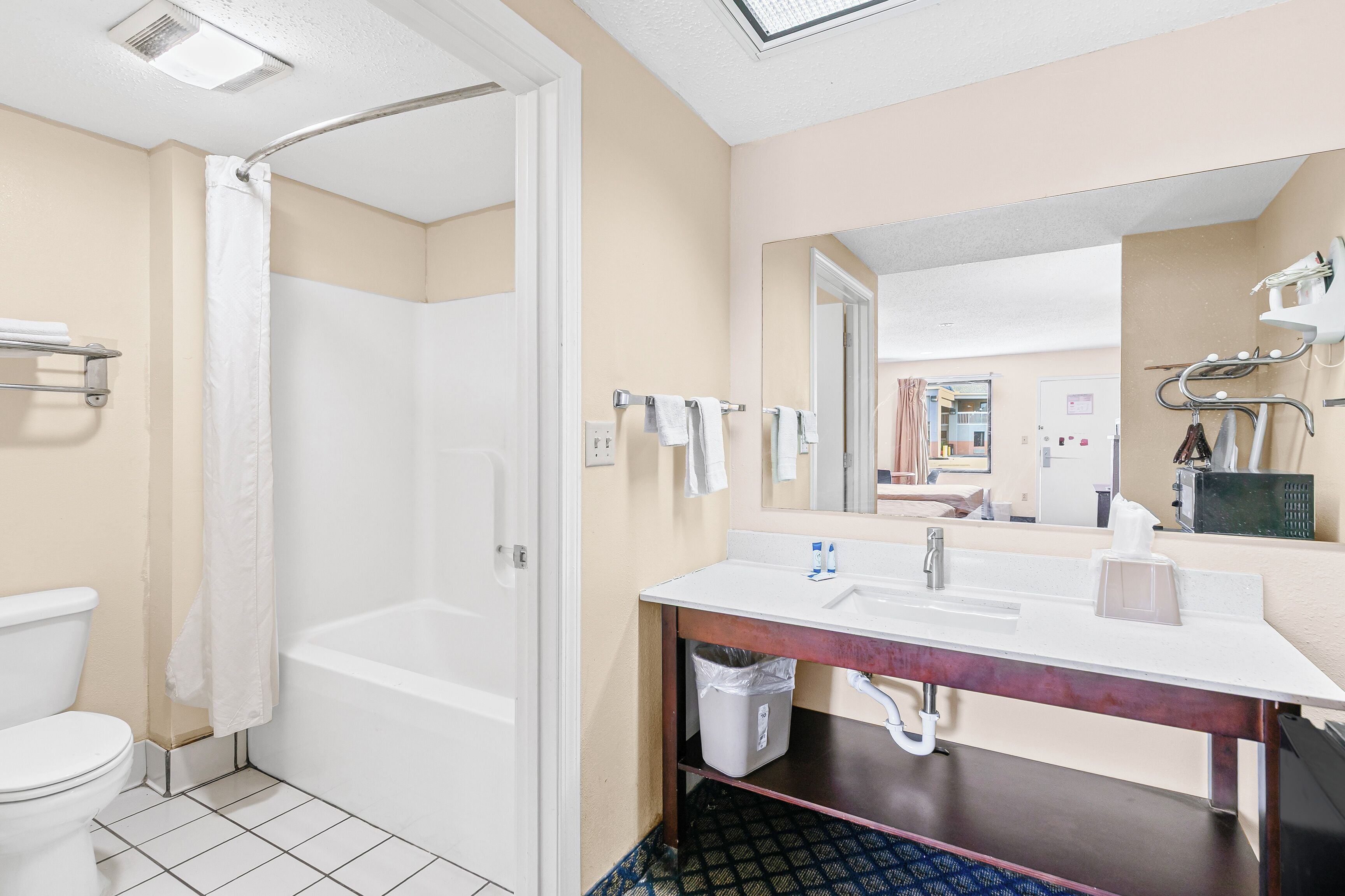 Habitación, 2 camas de matrimonio, fumadores | Baño | Artículos de higiene personal gratuitos y toallas
