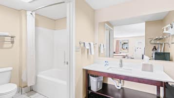 Habitación, 2 camas de matrimonio, fumadores | Baño | Artículos de higiene personal gratuitos y toallas