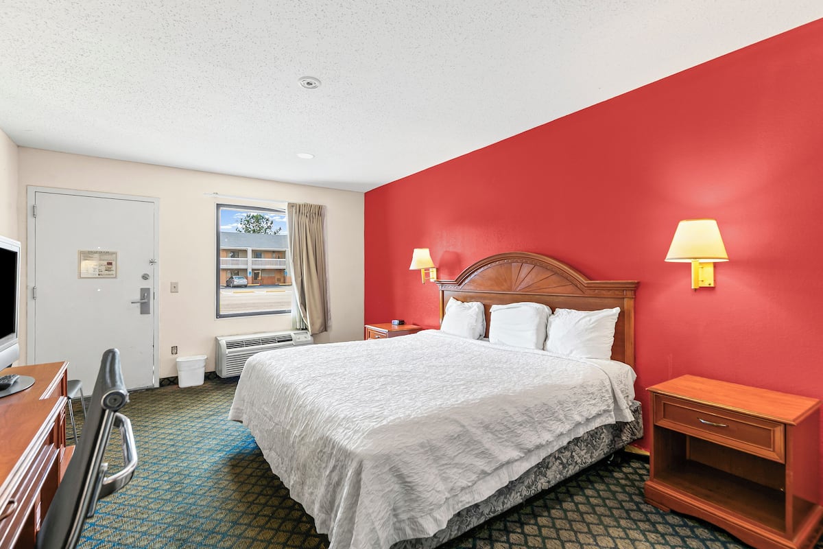 Room, 1 King Bed, Smoking | Desk, free WiFi, bed sheets, alarm clocks