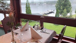 朝食、ランチ、ディナーに営業