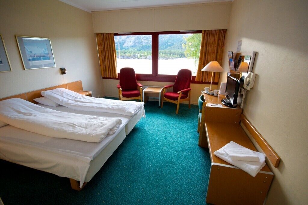 مكتب ومكواة/لوح كي وأسرّة أطفال/رضّع وسرير سفر