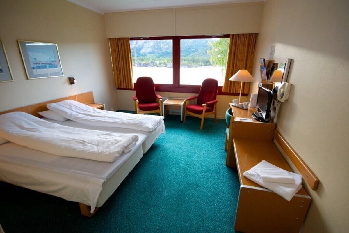 مكتب ومكواة/لوح كي وأسرّة أطفال/رضّع وسرير سفر