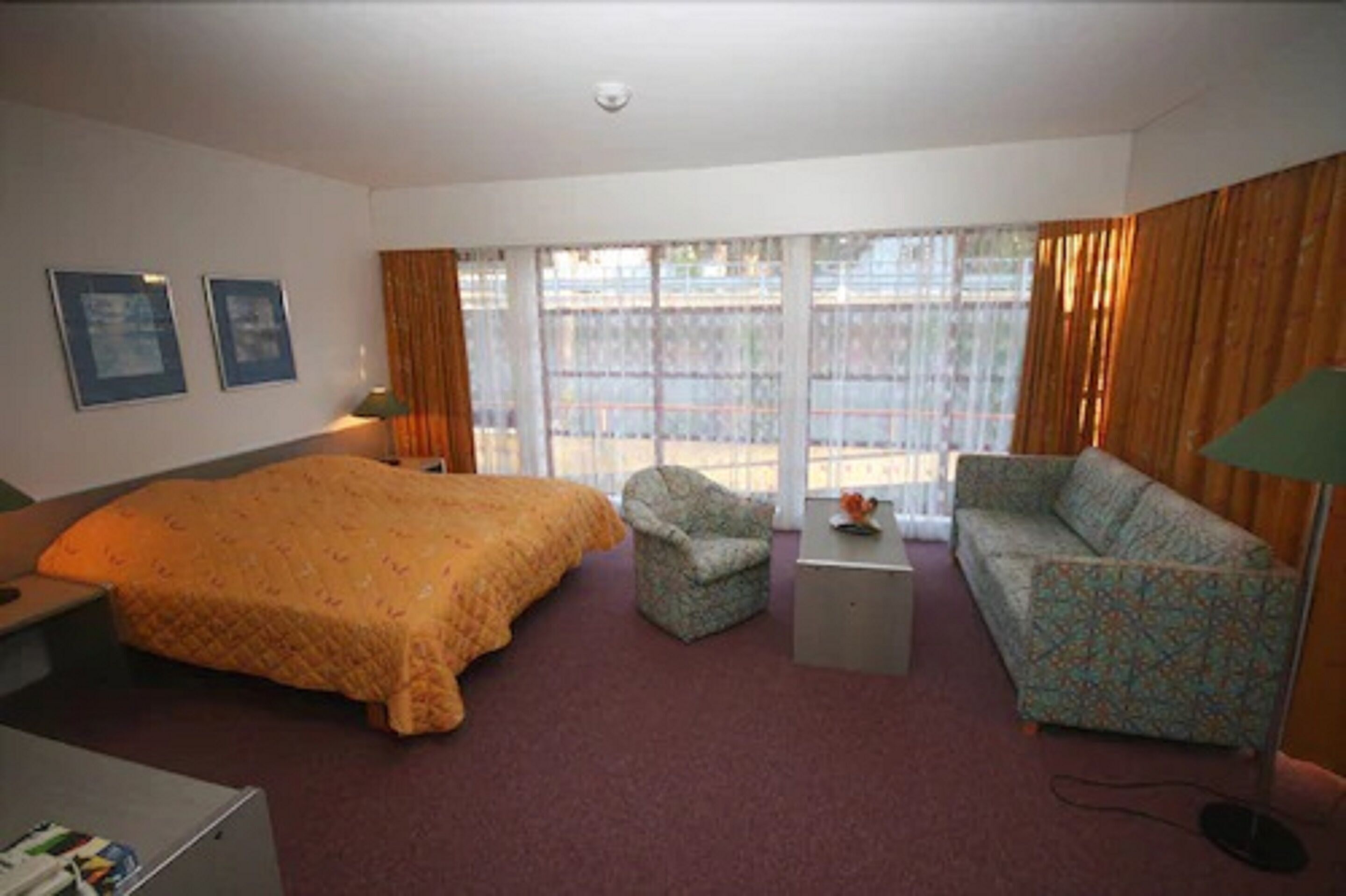 مكتب ومكواة/لوح كي وأسرّة أطفال/رضّع وسرير سفر