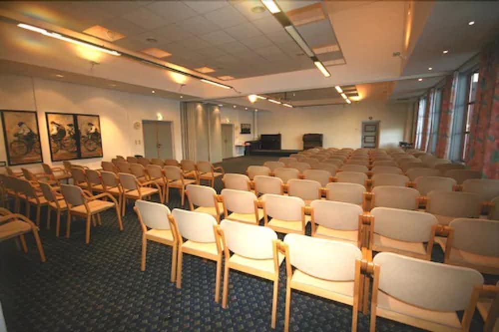 Revsnes hotell AS by null