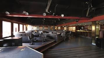 3 bars/lounges