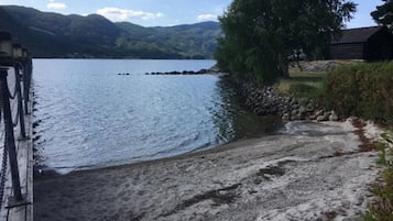 Aan een privéstrand, roeien, vissen