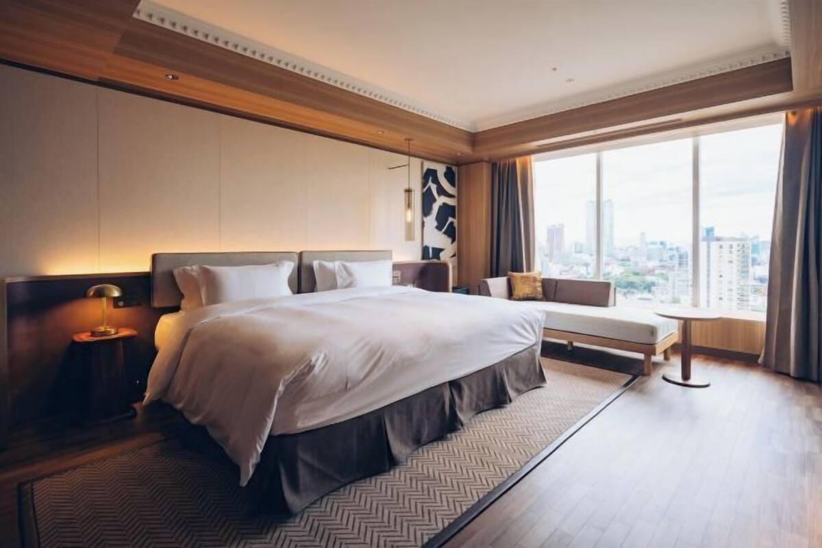 Minibar, caja de seguridad en la habitación y escritorio