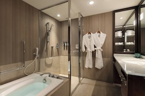 Separate bathtub and shower, designer toiletries, hair dryer, bathrobes - The Prince Park Tower Tokyo - Preferred Hotels & Resorts, LVX Collection (Tokyo)