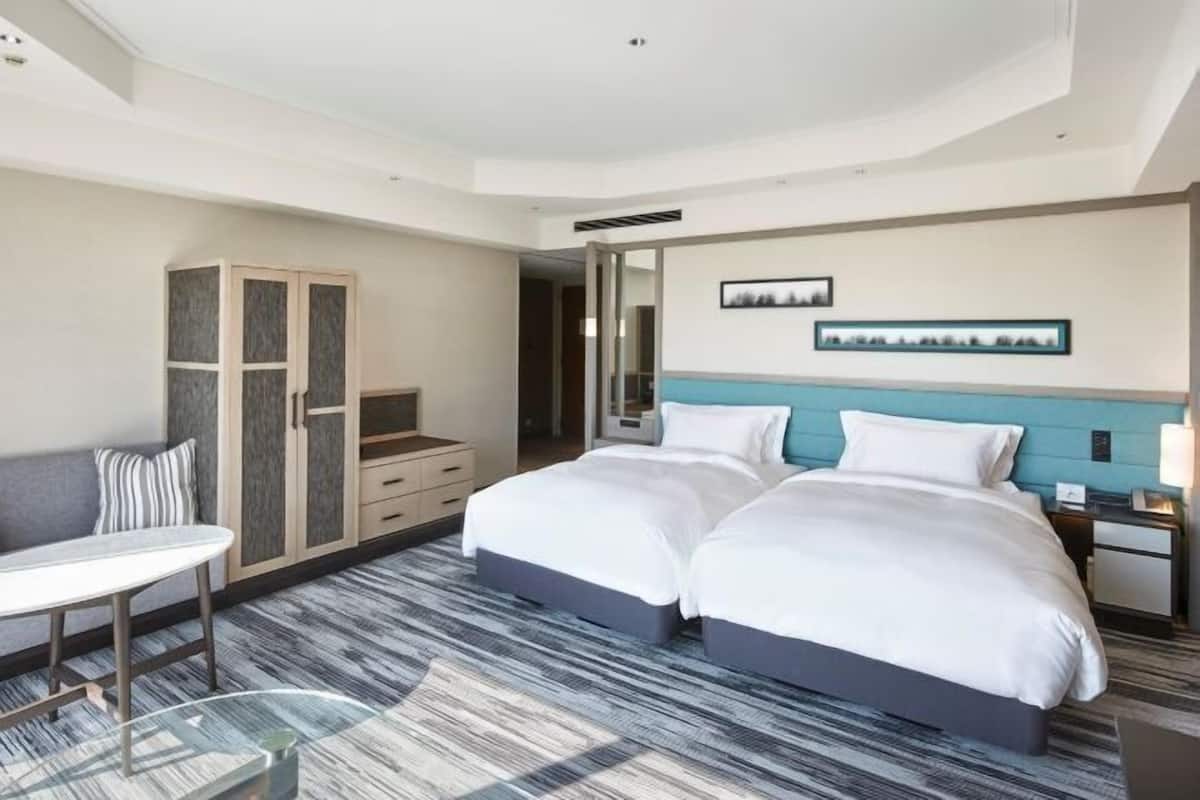 Minibar, caja de seguridad en la habitación y escritorio
