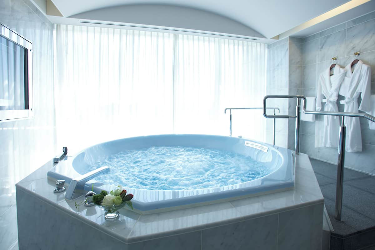 Habitación Club, para no fumadores (ViewBathSuite,ClubLoungeAccess,32FL) | Baño | Tina y regadera independientes y amenidades de baño de diseñador