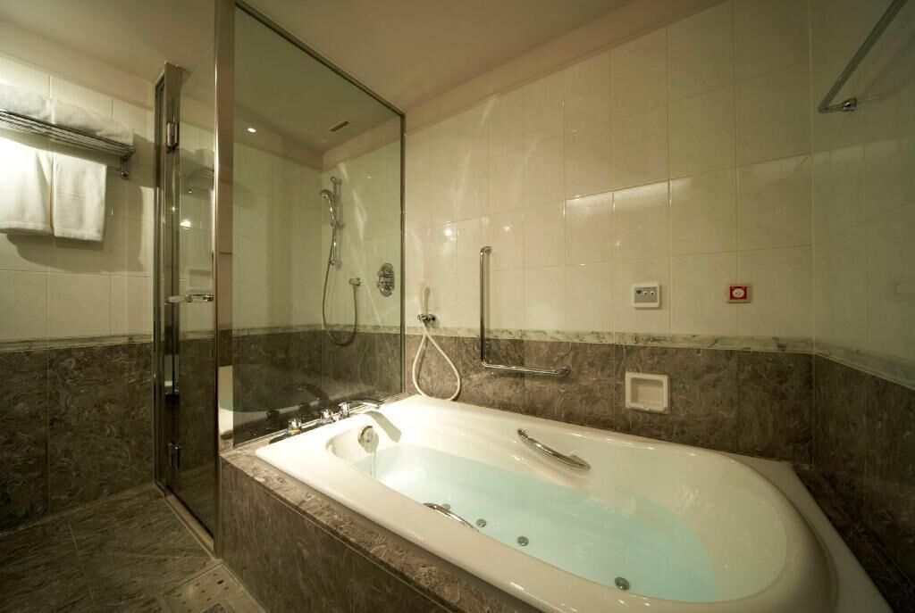 Baño | Bañera y ducha independientes y artículos de higiene personal de diseño