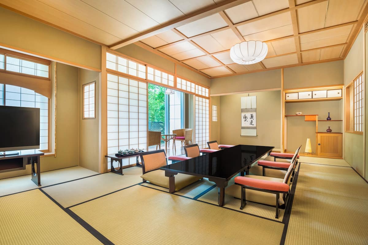 Luxe kamer, niet-roken (Japanese Garden Suite, 2F) | 1 slaapkamer, een minibar, een kluis op de kamer, een bureau