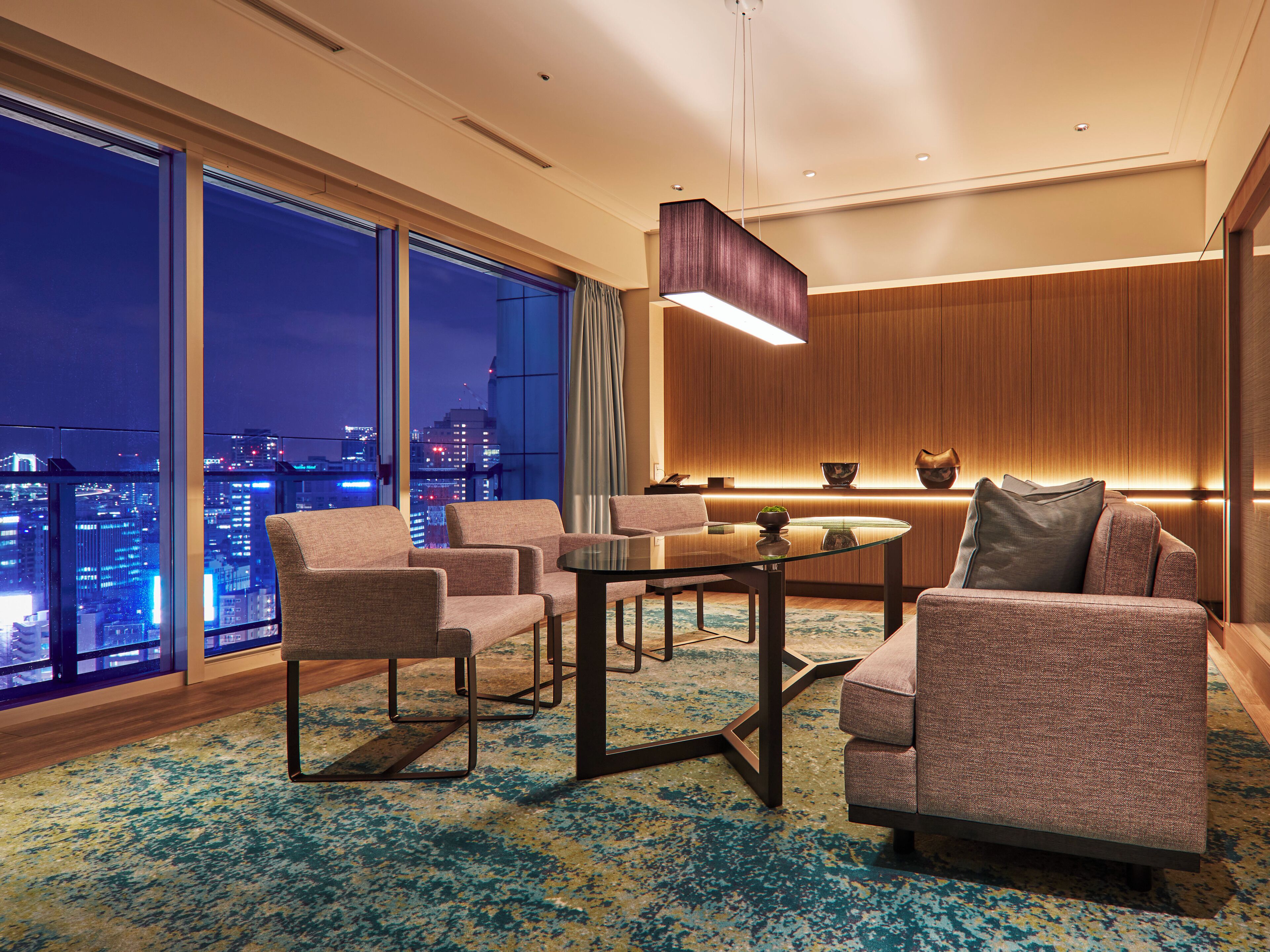 Minibar, caixa forta a l'habitació, escriptori i cortines opaques 