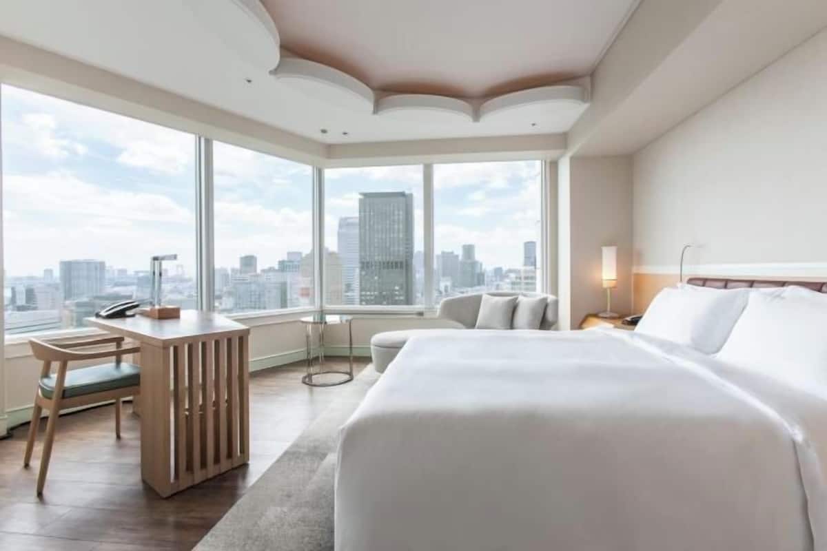 Minibar, caja de seguridad en la habitación y escritorio