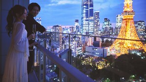 Une vue urbaine avec des bâtiments illuminés et la Tour Eiffel en arrière-plan.