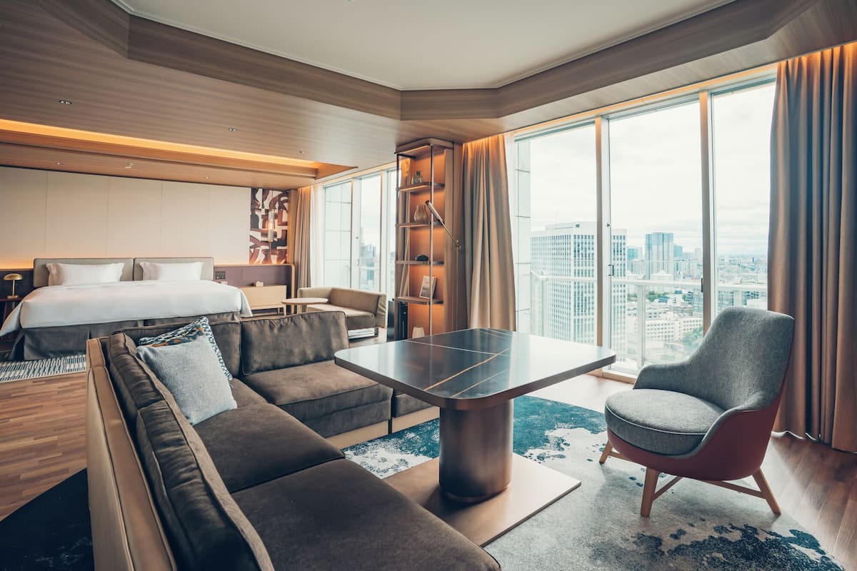 Habitación familiar, para no fumadores (FamiliaSuiteB,ClubLoungeAccess,32FL) | 1 habitación, minibar, caja de seguridad en la habitación y escritorio