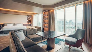 Familienzimmer, Nichtraucher (FamiliaSuiteB,ClubLoungeAccess,32FL) | Minibar, Zimmersafe, Schreibtisch, Verdunkelungsvorhänge