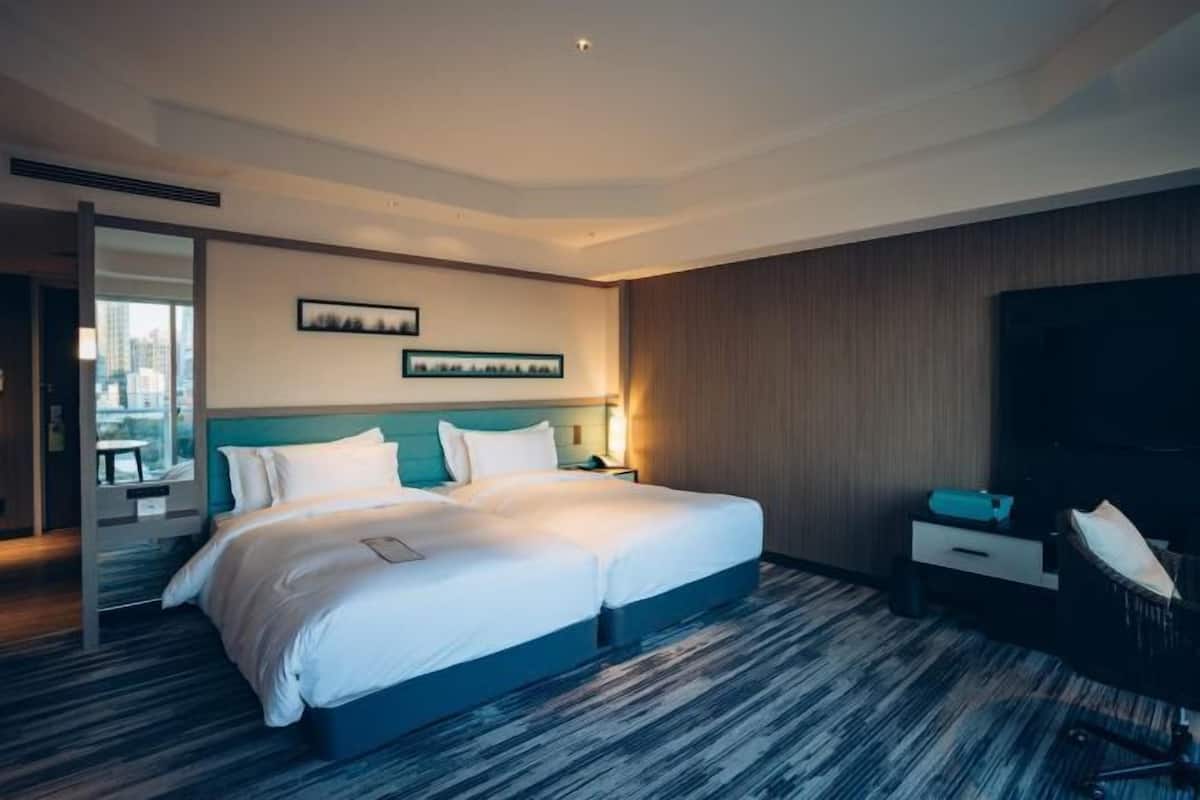 Minibar, caja de seguridad en la habitación y escritorio