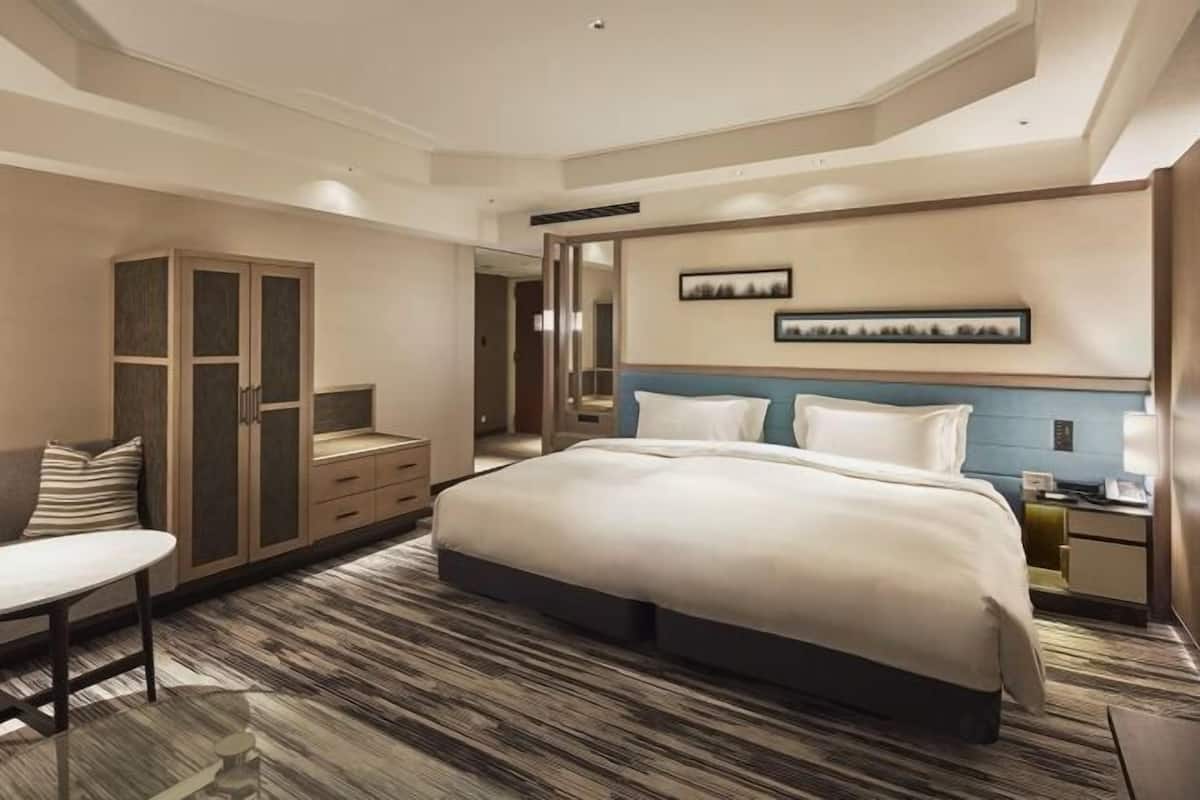 Minibar, caja de seguridad en la habitación y escritorio