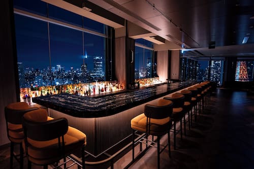 2 bars/lounges