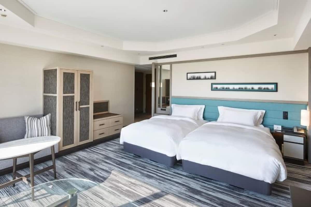 Minibar, caja de seguridad en la habitación y escritorio