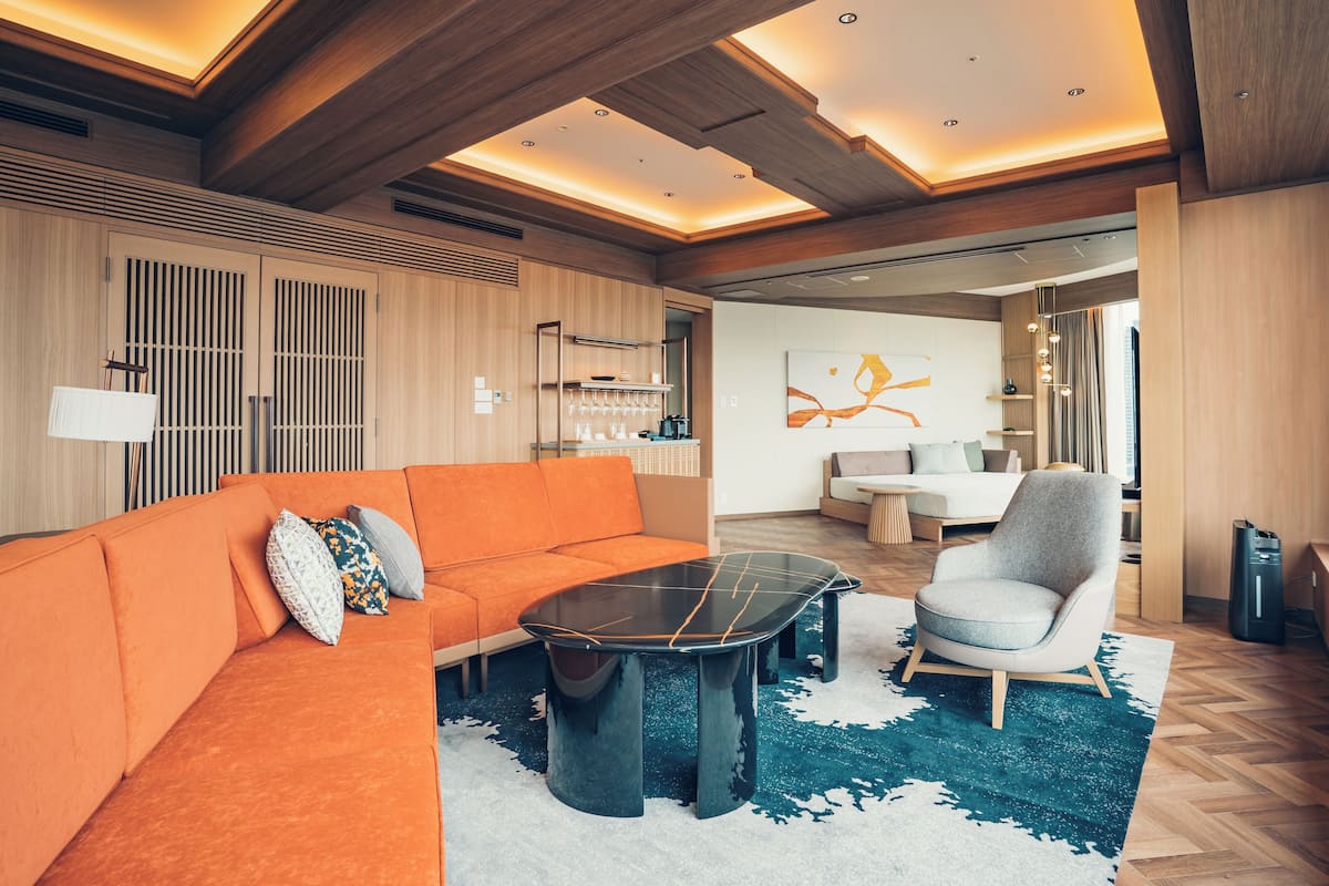 Habitación Club, para no fumadores (Panorama Suite,ClubLoungeAccess,32FL) | Ćrea de sala de estar | Televisión