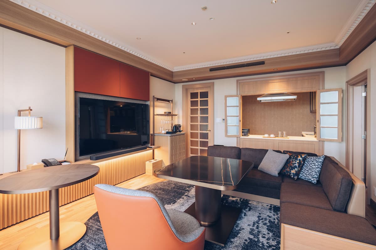 Habitación familiar, para no fumadores (FamiliaSuiteA,ClubLoungeAccess,32FL) | Ćrea de sala de estar | Televisión