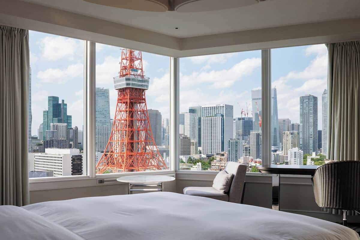 Chambre panoramique, non-fumeur (Corner King, 19-28F, Tokyo Tower View) | Minibar, coffre-fort, bureau, rideaux d’obscurcissement