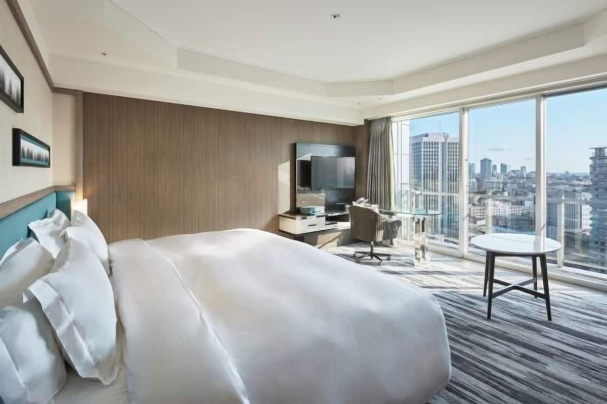 Minibar, caja de seguridad en la habitación y escritorio