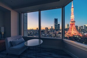 غرفة بانوراما - لغير المدخنين (Corner King, 19-28F, Tokyo Tower View) | ميني بار وخزنة داخل الغرفة ومكتب وستائر تعتيم