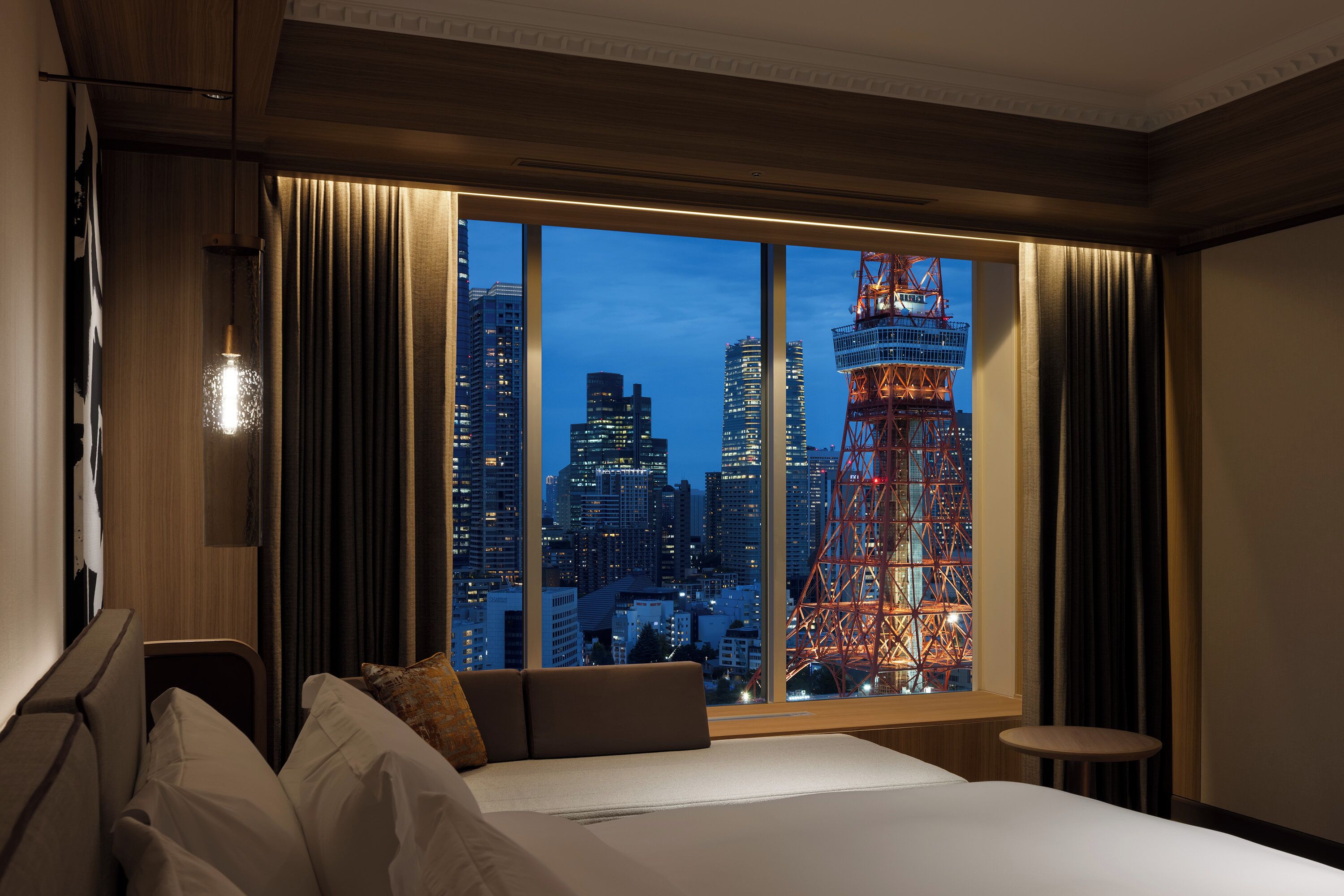 Suite Club, no fumadores (TowerView Suite,ClubLoungeAccess,32FL) | Minibar, caja fuerte, escritorio y cortinas opacas