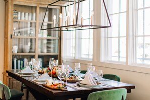 Petit déjeuner, déjeuner et dîner servis sur place, vue sur le jardin