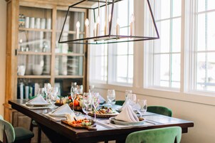 Se sirven desayunos y cocina californiana, con vista al jardín 