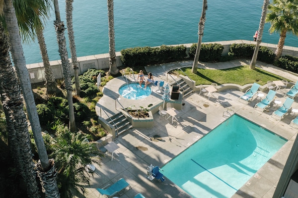 Utendørsbasseng, bassengparasoller og solsenger