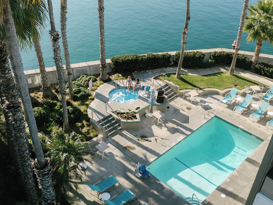 Piscine extérieure, accès possible de 8 h à 21 h, parasols