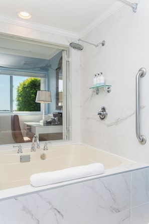 Ocean Jetted Tub King | Salle de bain | Ensemble douche/baignoire, douche à « effet pluie »