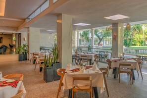 供应早餐、午餐和晚餐，国际美食，泳池景观