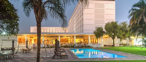 Udendørs pool, parasoller, liggestole