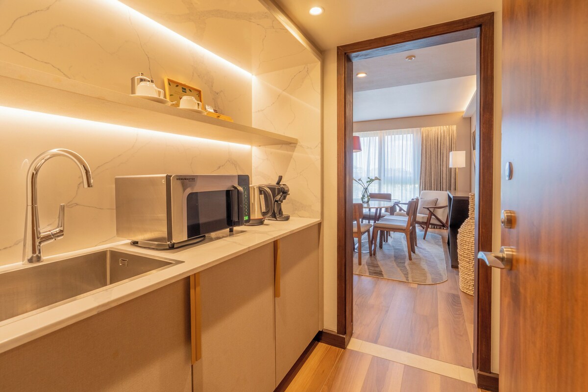Suite, 1 camera da letto, accesso al Club Lounge | Biancheria da letto di alta qualità, copriletto in piuma