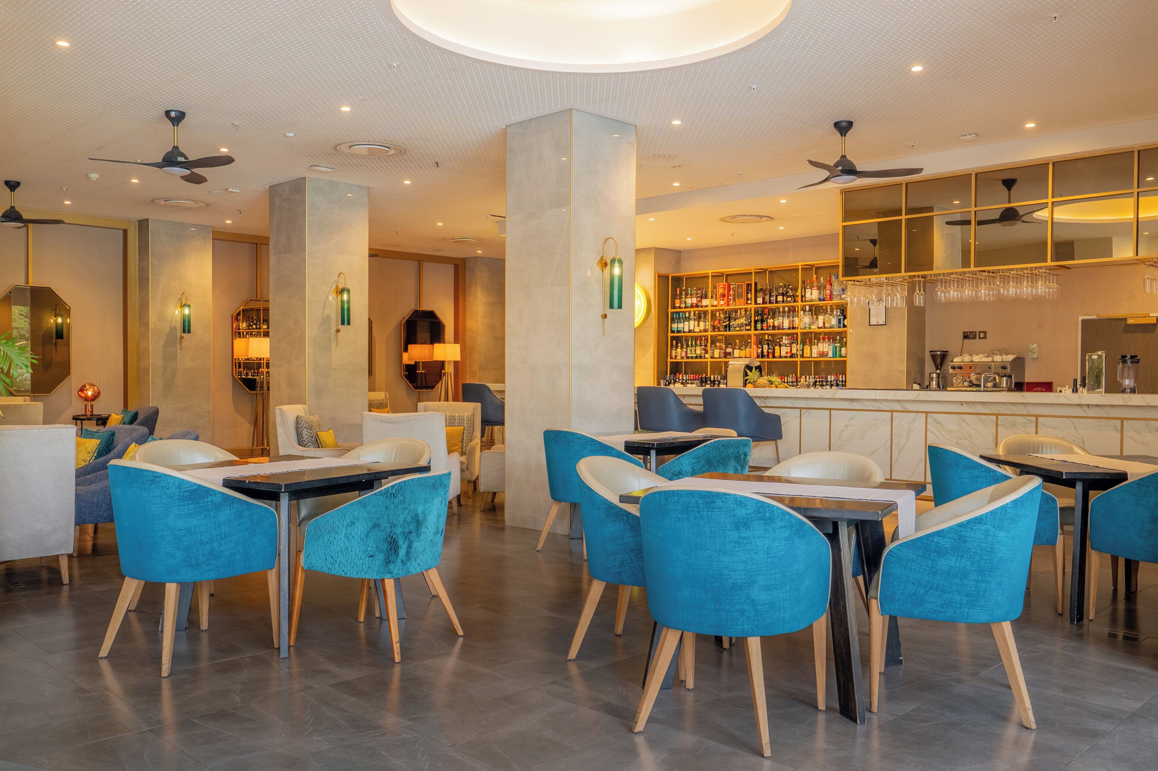 Eine moderne Bar mit Sitzgelegenheiten und einer gut sortierten Flaschenregal.