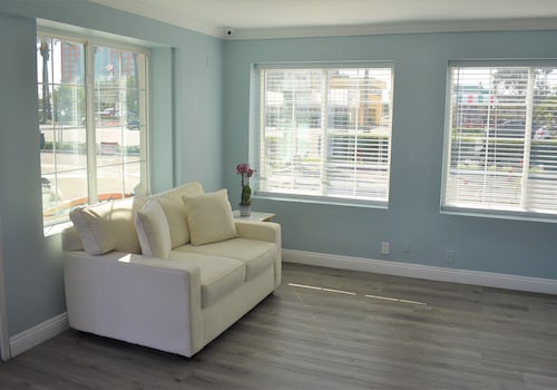 Signature Anaheim Maingate