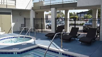 Außenpool, geöffnet von 10:00 Uhr bis 22:00 Uhr, Sonnenschirme