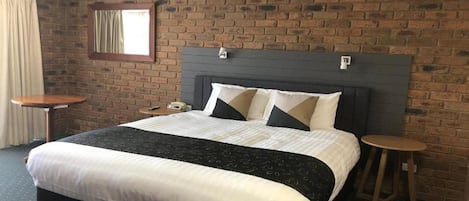 ميني بار ومكتب ومكواة/لوح كي وواي فاي