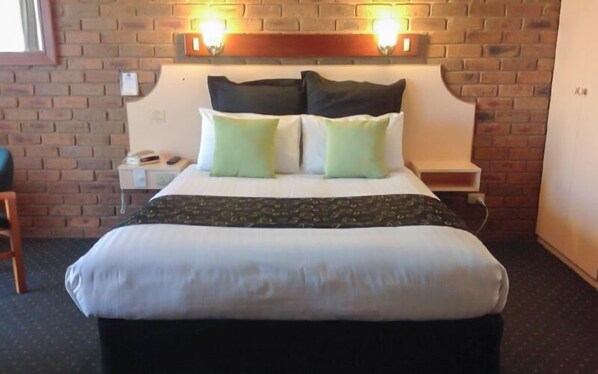 Minibar, desk, iron/ironing board, WiFi