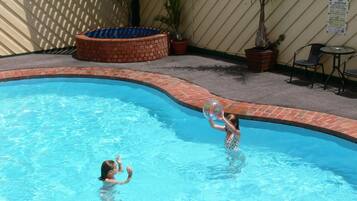 Piscina externa, espreguiçadeiras