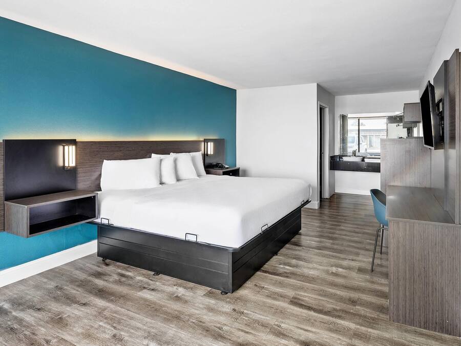 Room, 1 King Bed, Accessible, Non Smoking | Soundproofing, free WiFi, bed sheets