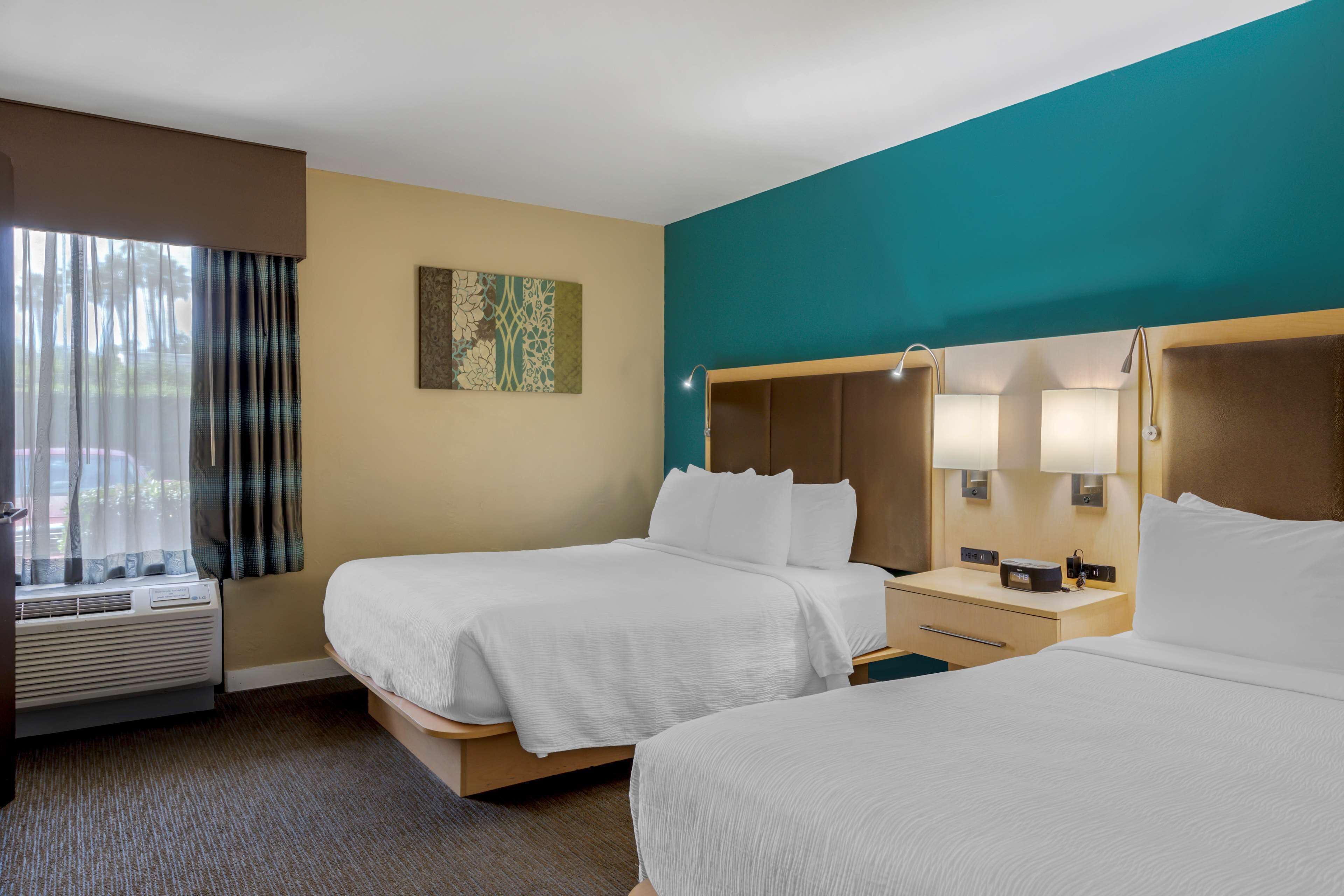 premium bedding, pillow-top beds, in-room safe, desk