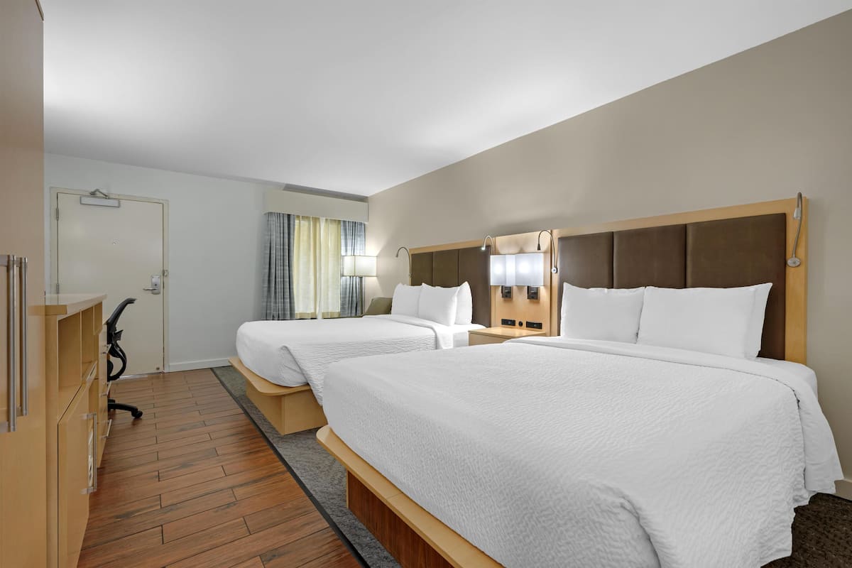 Camera Standard, 2 letti queen, non fumatori, vista cortile | Biancheria da letto di alta qualità, materassi a doppio strato